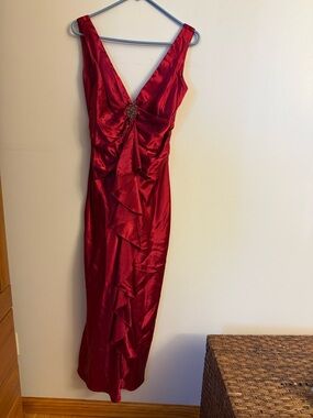Elegant Red V-Neck Evening Dress with Ruffle Front